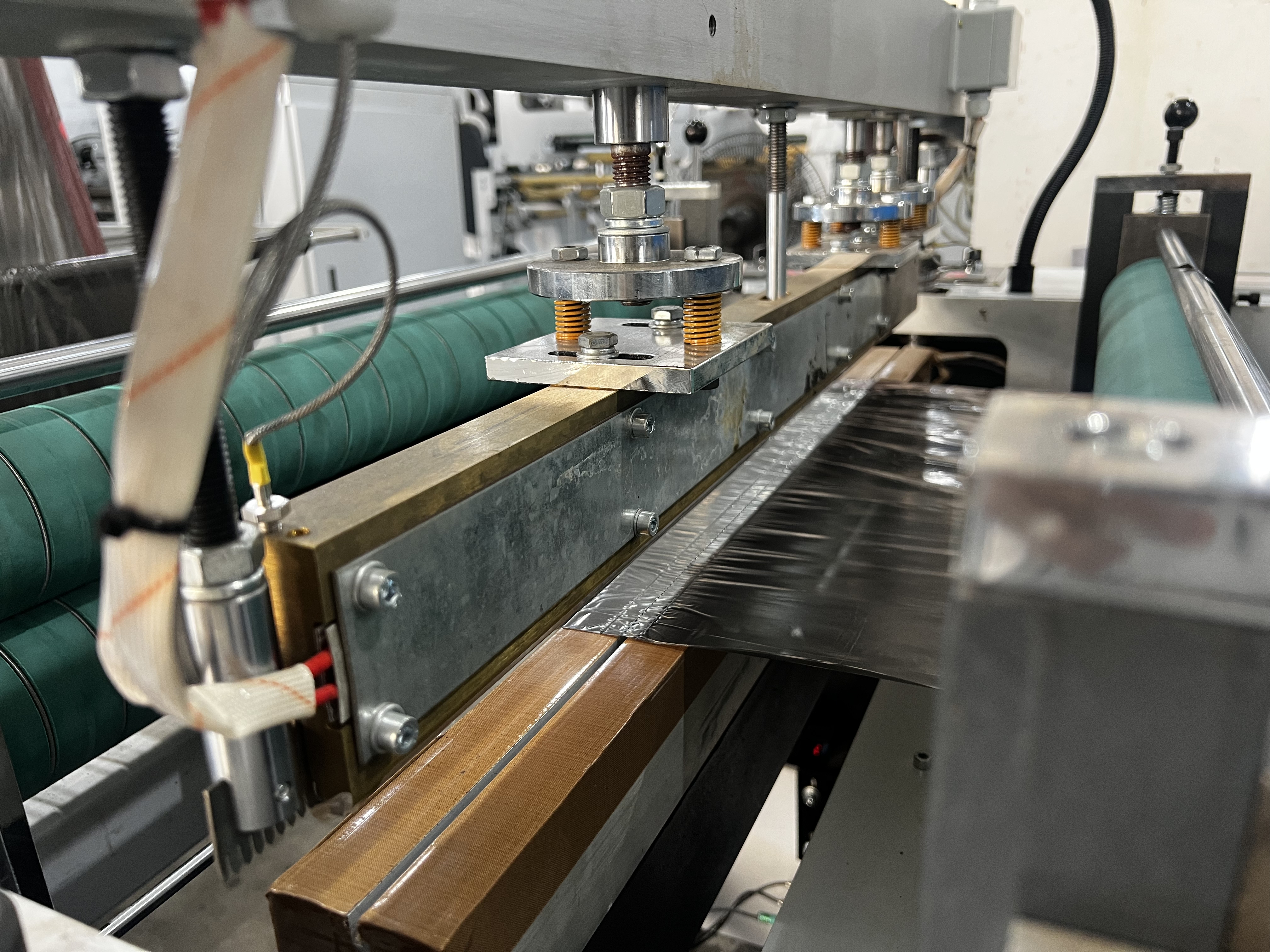 overlap draw type rolling drawstring interleave type garbage plastic bag making machine